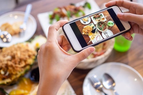 vecteezy_the-girl-s-hand-is-taking-pictures-of-the-food-on-the-table_17342666 vecteezy_the-girl-s-hand-is-taking-pictures-of-the-food-on-the-table_17342666